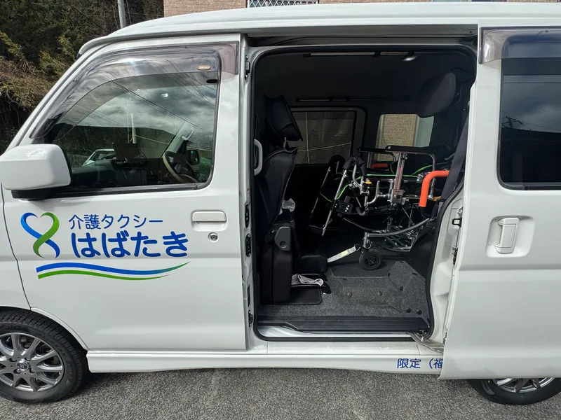 スライドドアを開けたアトレーワゴン（車内に車椅子の固定装置）