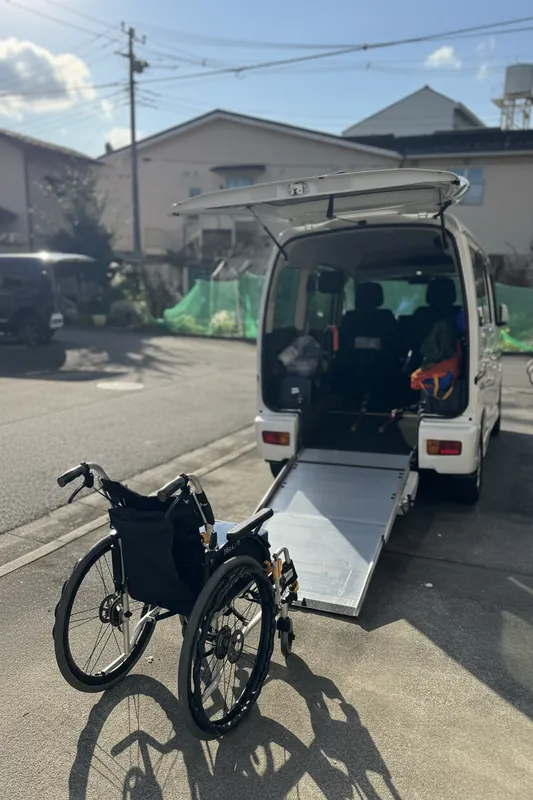 アトレー後部のスロープの前に置いた普通型の車椅子