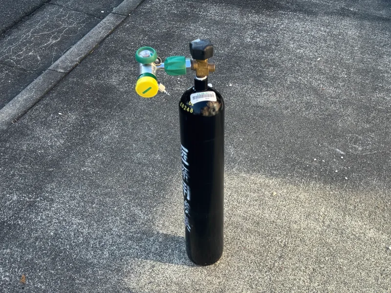 酸素投与に使う医療用酸素ボンベと流量計