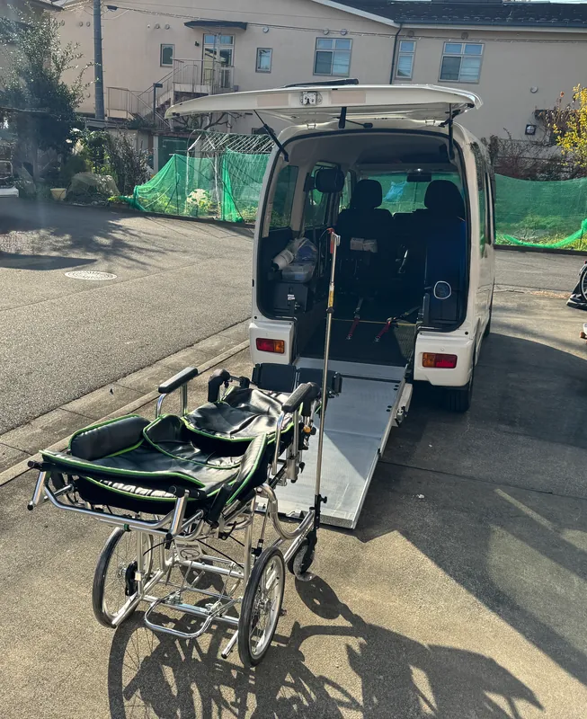 アトレー後部のスロープとリクライニング車椅子