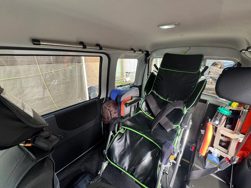 アトレーの車内に固定したリクライニング車椅子